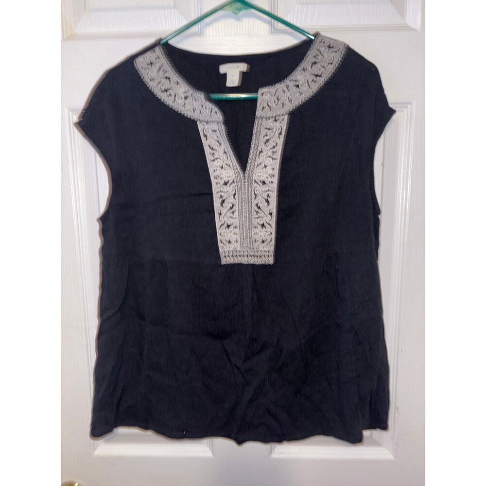 Caselon crepe split neck embroidered black blouse size women’s med 1512-V